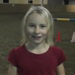 10歳の女の子が馬のように障害物を飛び越えていく脅威の動画