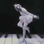 ピアノの鍵盤の上で踊る女性のレトロ映画がもの悲しくも美しい