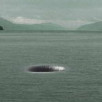 ネス湖の湖面に発生した巨大な穴が出現!：Fake
