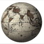 GIFアニメ：古い地図でできた回転する地球儀